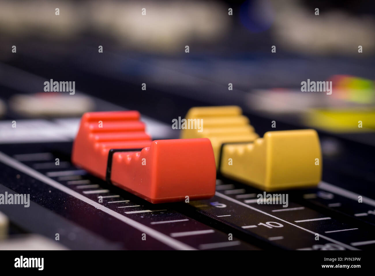 Le rouge et jaune Console de mixage audio professionnelle Faders, selective focus Banque D'Images