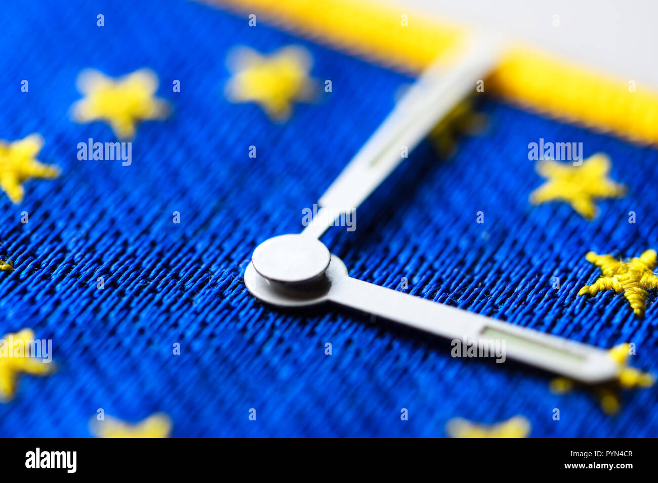 Main sur drapeau de l'UE, de l'abolition de l'époque de la conversion, Uhrzeiger auf EU-Fahne, Abschaffung der Zeitumstellung Banque D'Images