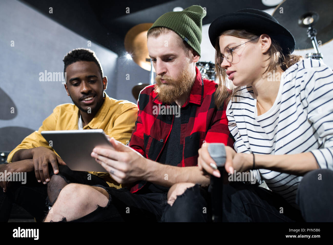 Les jeunes contemporains Chilling Banque D'Images