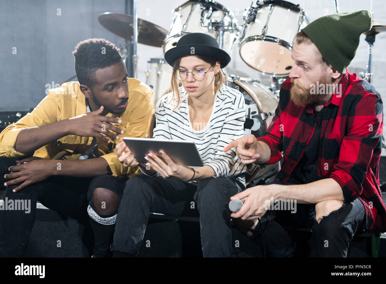 Groupe de Musiciens en Studio Banque D'Images