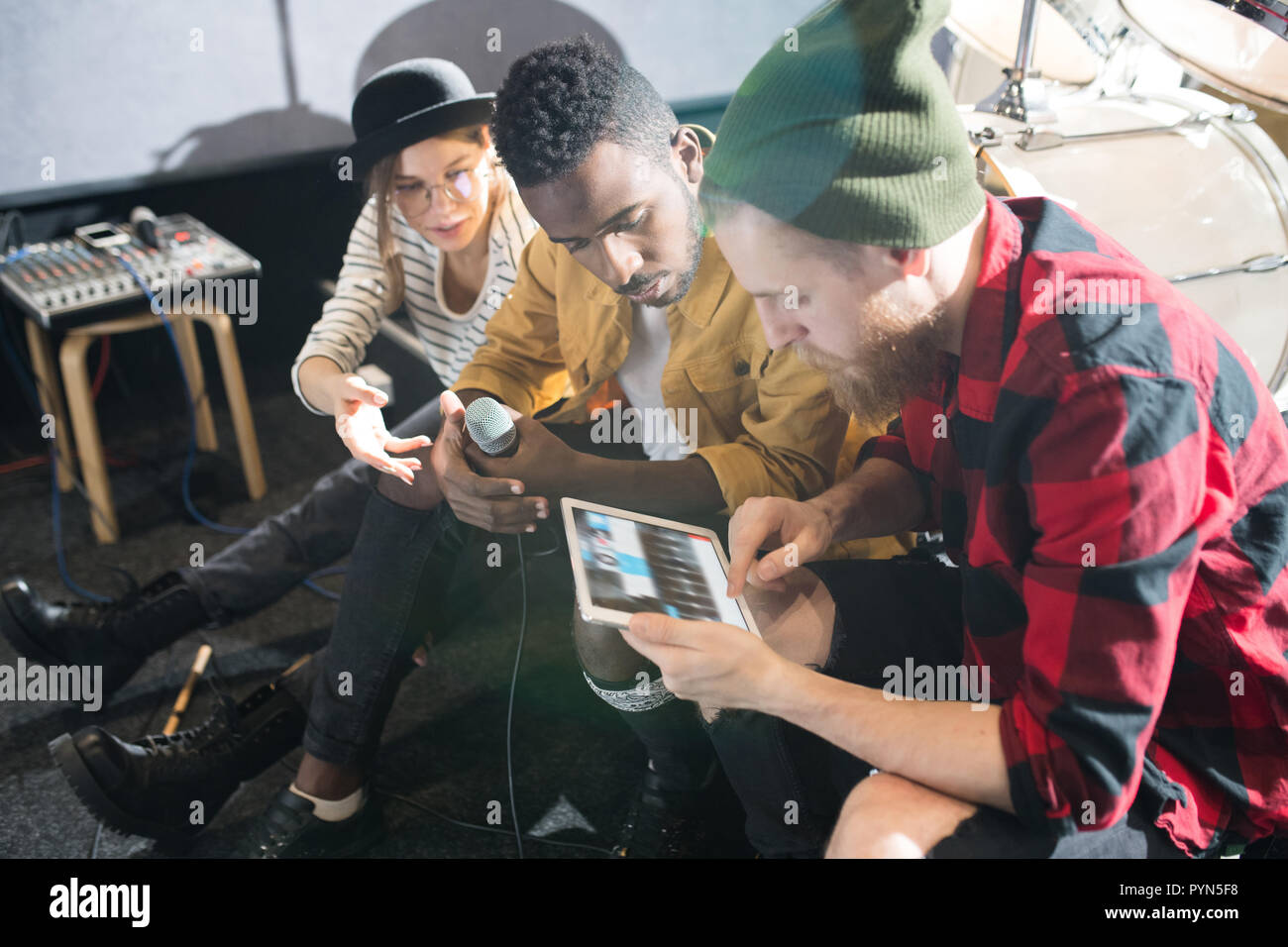 Les jeunes travaillant en studio Banque D'Images