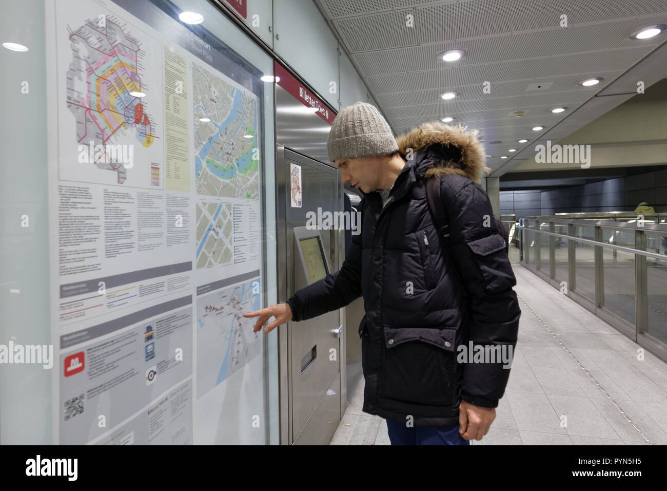 Copenhague, Danemark - 5 novembre, 2016 : Meilleur en regardant une carte de métro de Copenhague. Le système de métro léger sans conducteur ouvert entre 2002 et 2007, Banque D'Images