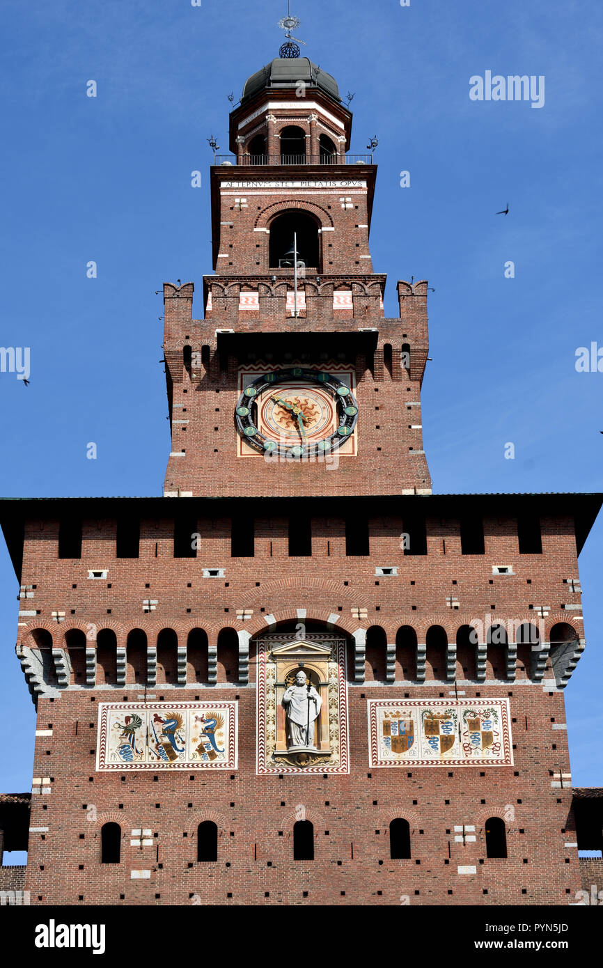 La Torre del Filarete. Le château des Sforza - Castello Sforzesco de Milan, Italie du nord. Il a été construit au xve siècle par Francesco Sforza, duc de Milan, sur les vestiges d'une fortification du 14e siècle. Banque D'Images