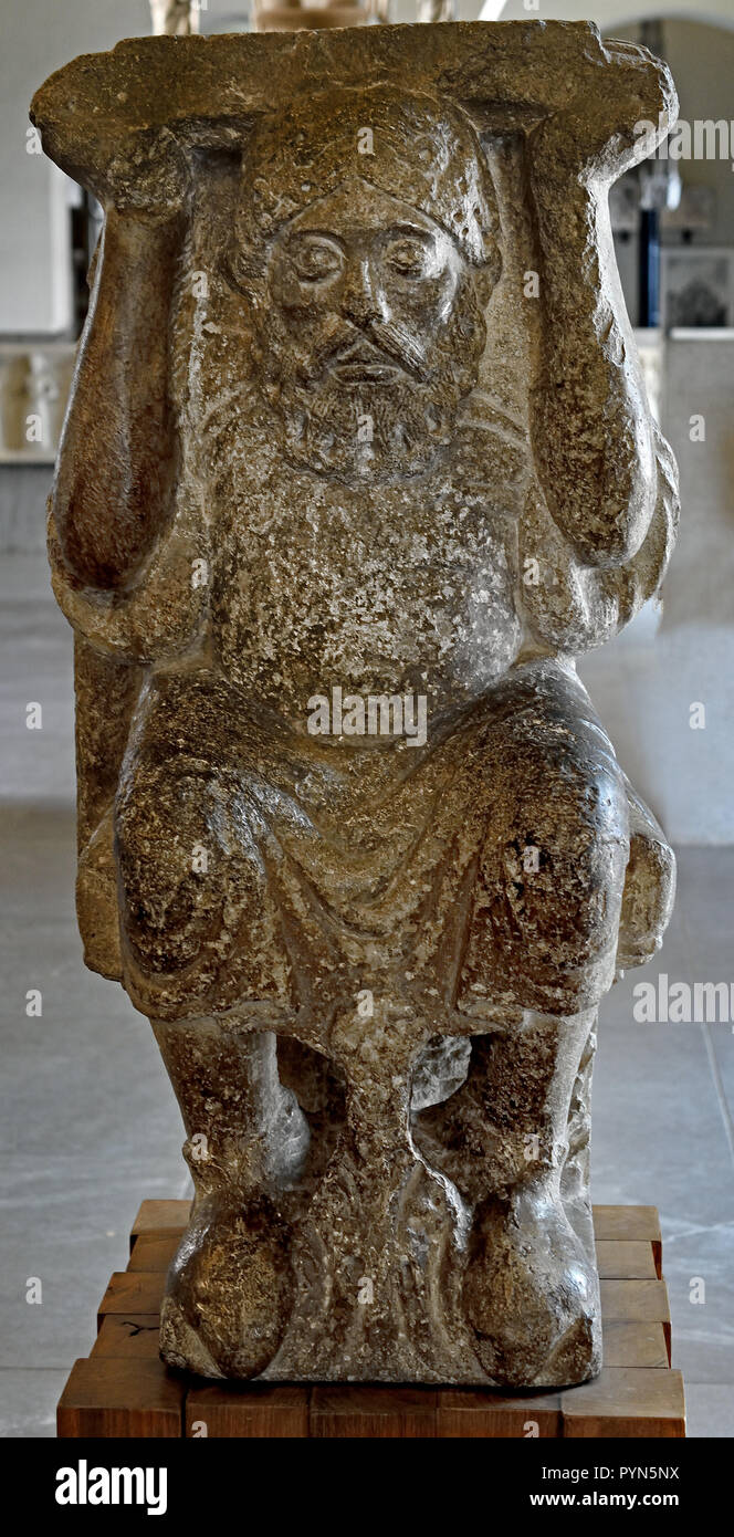 Attribut à Wiligelmo Telamone Art 12e siècle Musée d'Art ancien dans le Castello Sforzesco - Château des Sforza à Milan Italie Banque D'Images