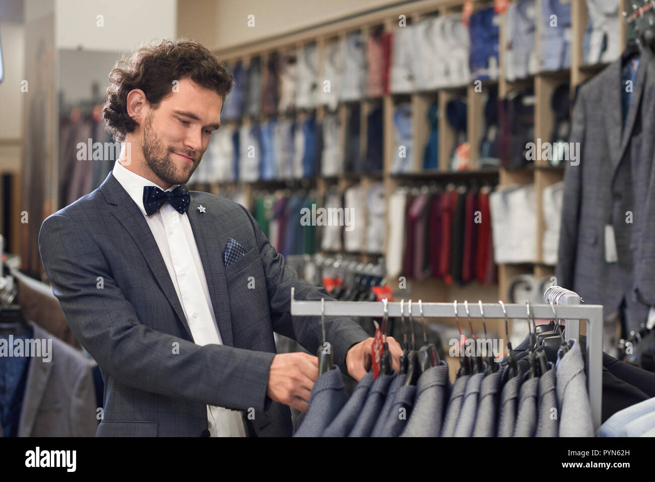 Jeune Mec élégant à La Recherche De Partie Supérieure De