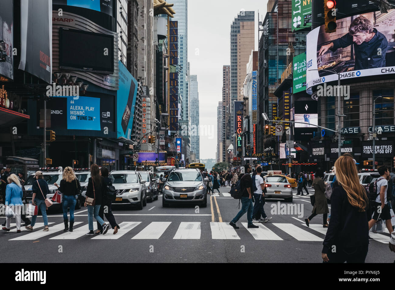 New York, USA - Le 28 mai 2018 : People walking in Times Square, un important centre commercial et de divertissement et du quartier de Midtown Manhattan, New Banque D'Images