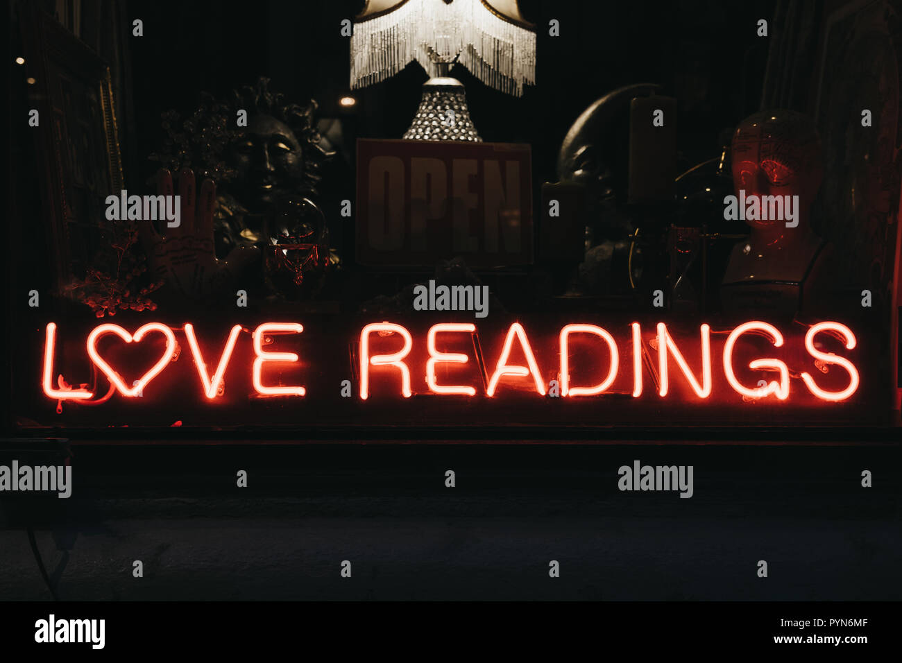 Lectures amour mots en lumière néon signalisation. Banque D'Images