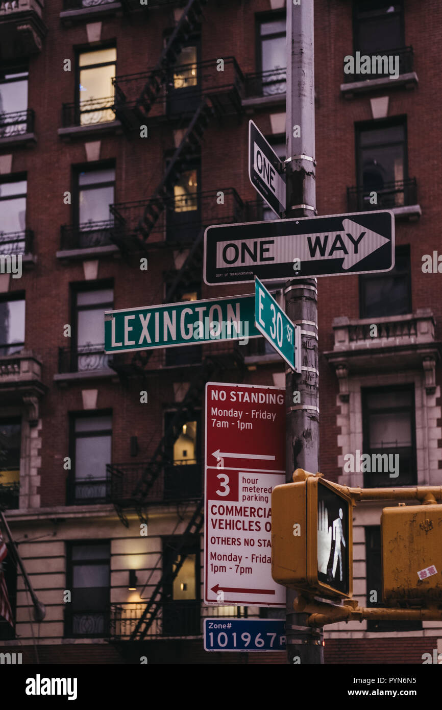 New York, USA - 29 mai 2018 : le nom de la rue et de la signalisation routière sur un lampadaire à l'angle de Lexington Avenue et de la 30e Rue Est à Manhattan, New York, Banque D'Images