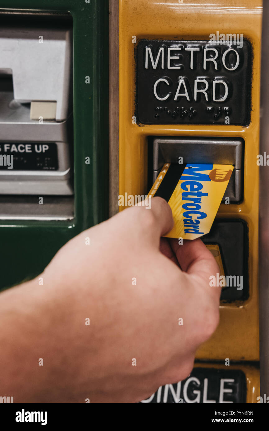 New York, USA - 29 mai 2018 : carte de métro met en haut jusqu'à une station de métro à New York. Une MetroCard est utilisé comme un billet et peut Banque D'Images