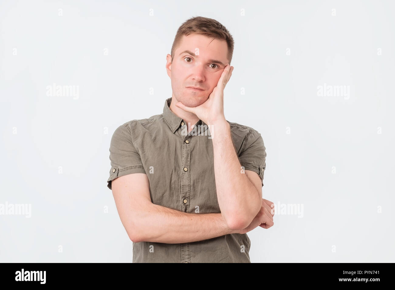 Young caucasian man standing avec douleur isolated on white background studio comme dire lorsqu'il s'arrête Banque D'Images