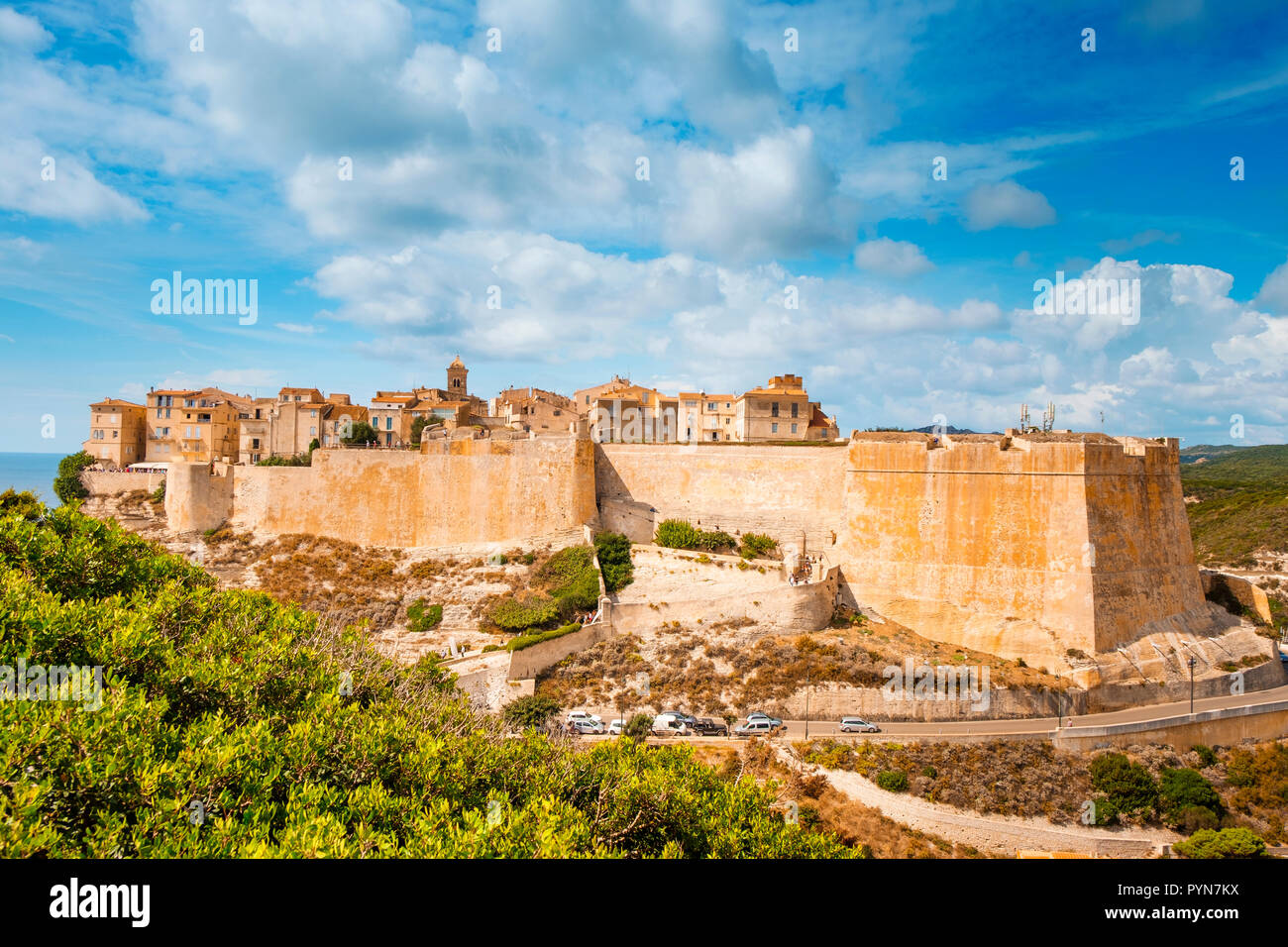 Une vue sur la pittoresque citadelle de Bonifacio, en Corse, en France, sur le sommet d'un promontoire, avec la mer Méditerranée en arrière-plan Banque D'Images