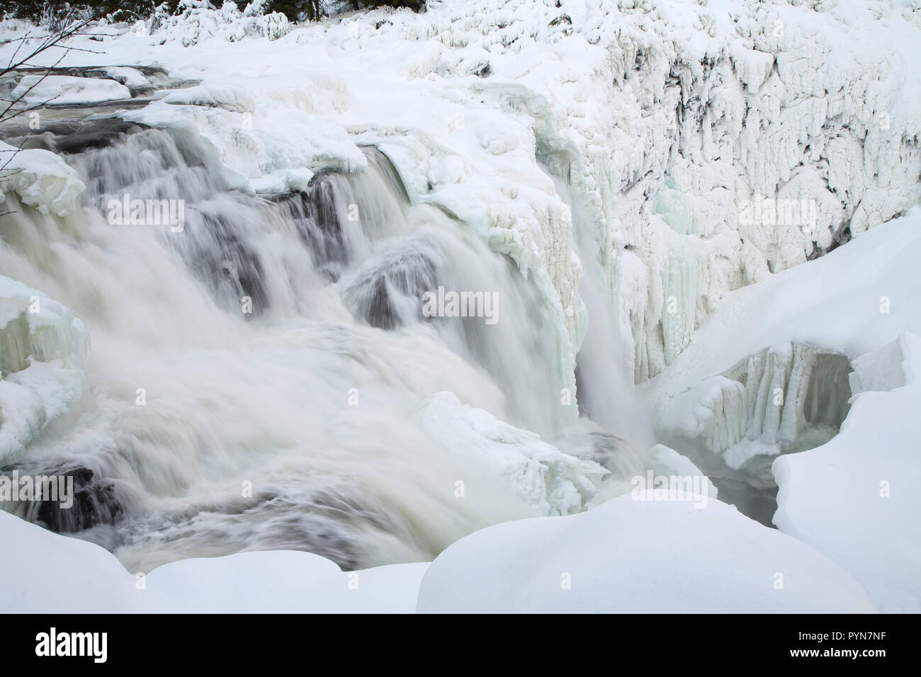 Cascade de glace en hiver, la Suède Tannforsen Banque D'Images