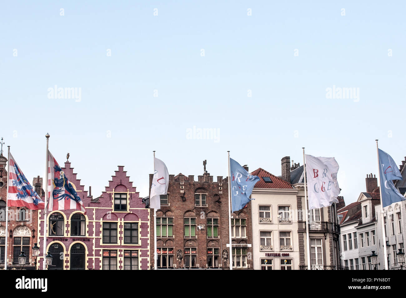 Vue fantastique sur le Markt (Marché) avec ses bâtiments colorés et drapeaux belge flamand de Bruges, Belgique, Flandre, Europe. Patrimoine de l'Unesco. Banque D'Images