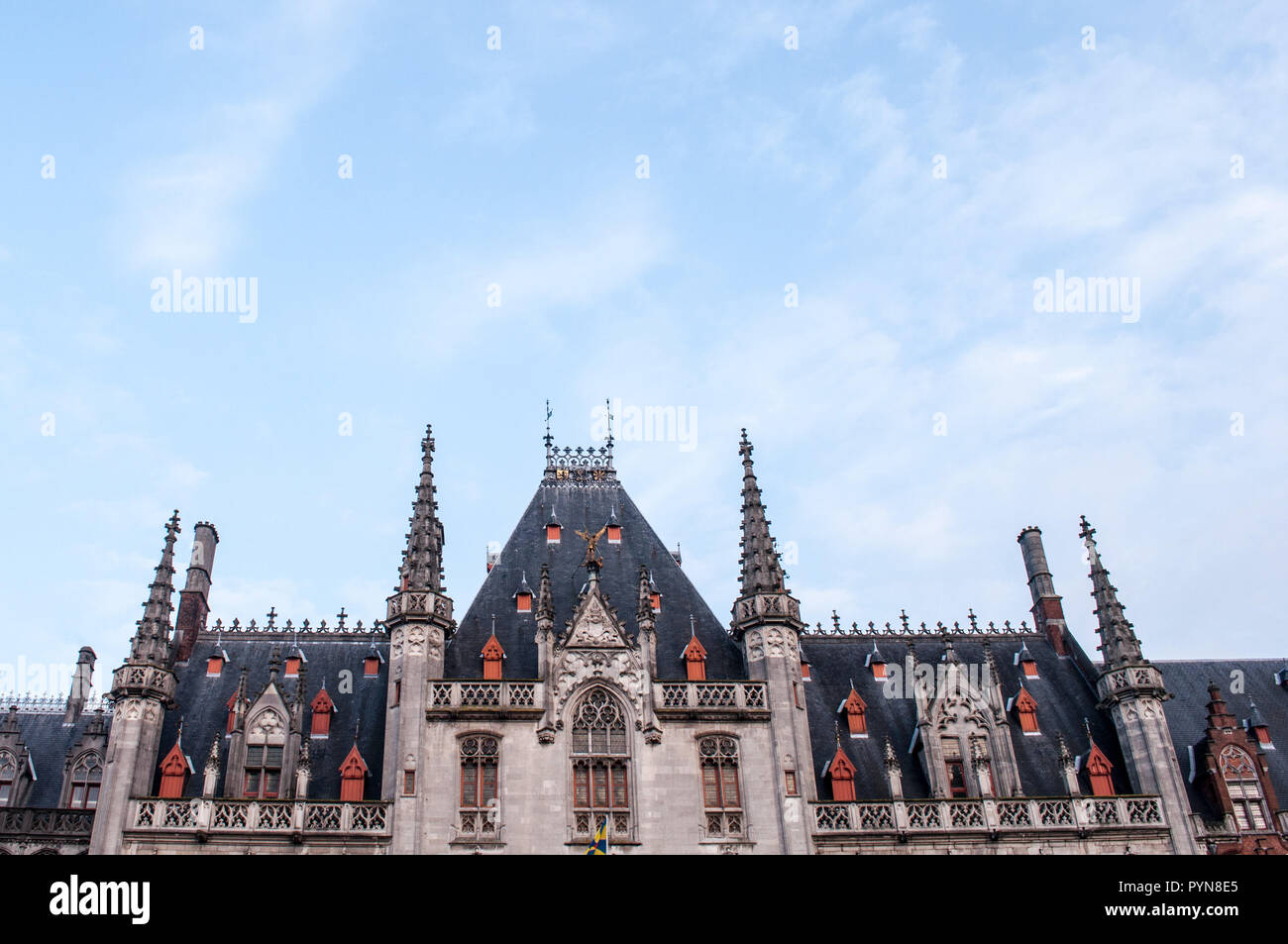 L'édifice de la Cour provinciale flamande (Provinciaal Hof) avec fenêtres rouges. Bruges, Belgique, Europe. Banque D'Images