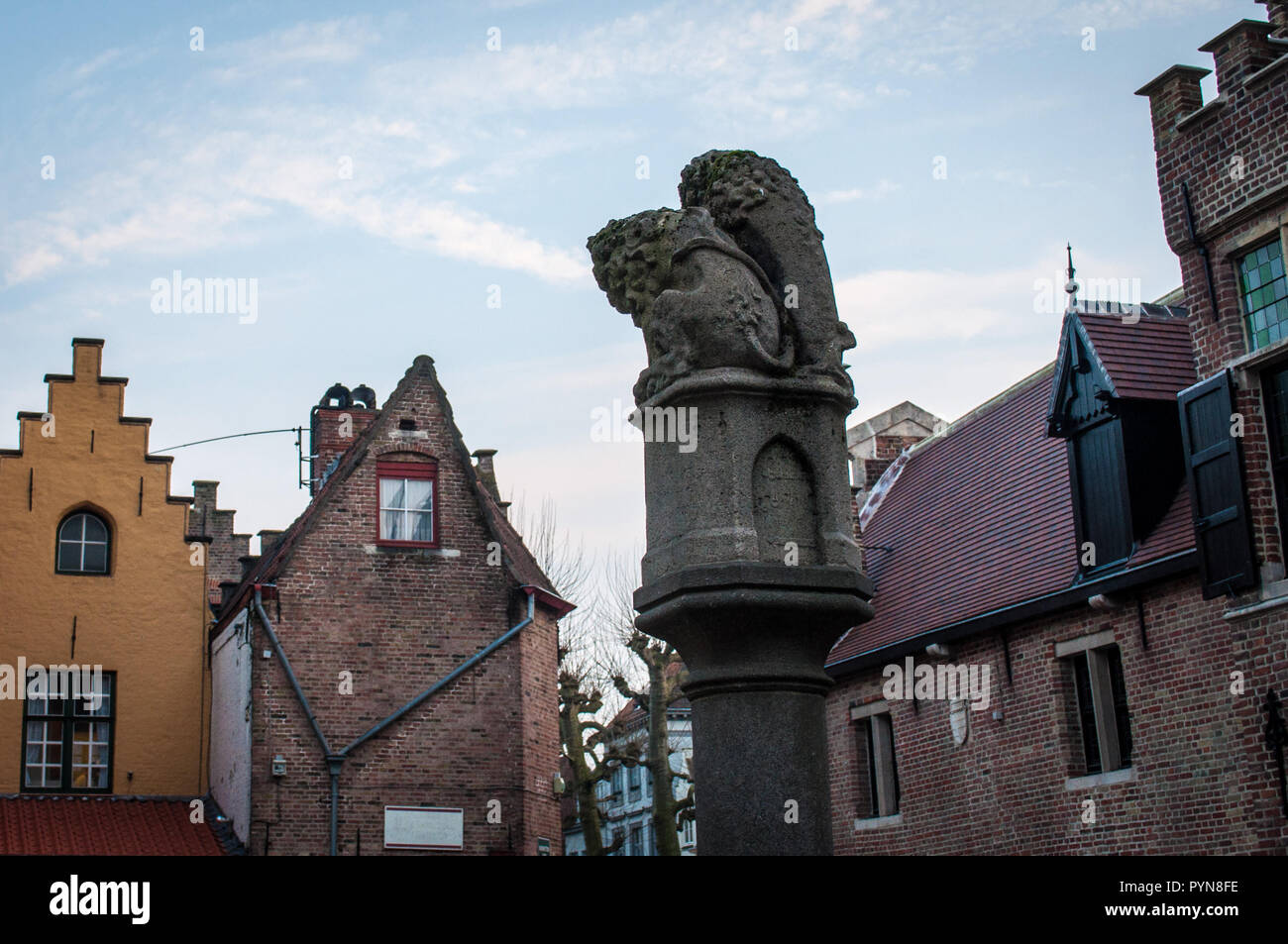 La célèbre place de lions Huidenvettersplein à Bruges, Flandre occidentale, Belgique, Europe. Site du patrimoine de l'Unesco. Symboles flamands. Banque D'Images
