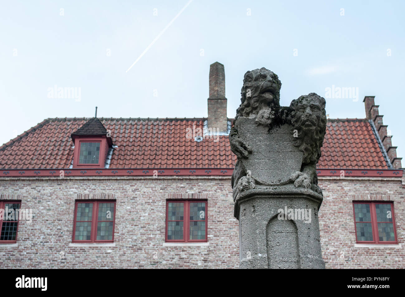 La célèbre place de lions Huidenvettersplein à Bruges, Flandre occidentale, Belgique, Europe. Site du patrimoine de l'Unesco. Symboles flamands. Banque D'Images
