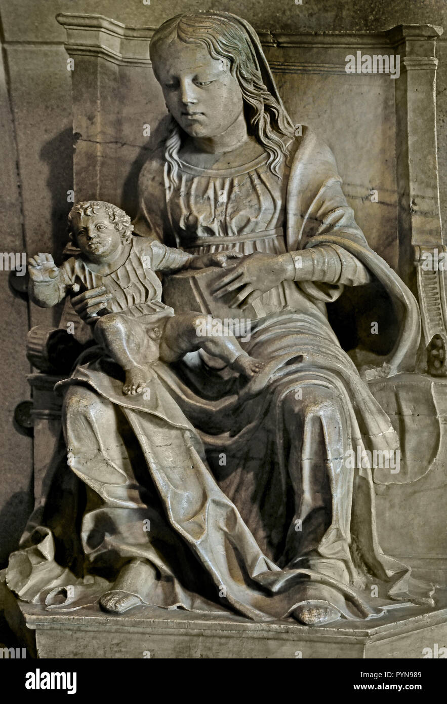 Madonna enthroned avec l'enfant, 1450-1500 Gasparo Cairano 15ème siècle dans le musée d'Art ancien dans le Castello Sforzesco - Château des Sforza à Milan Italie Banque D'Images