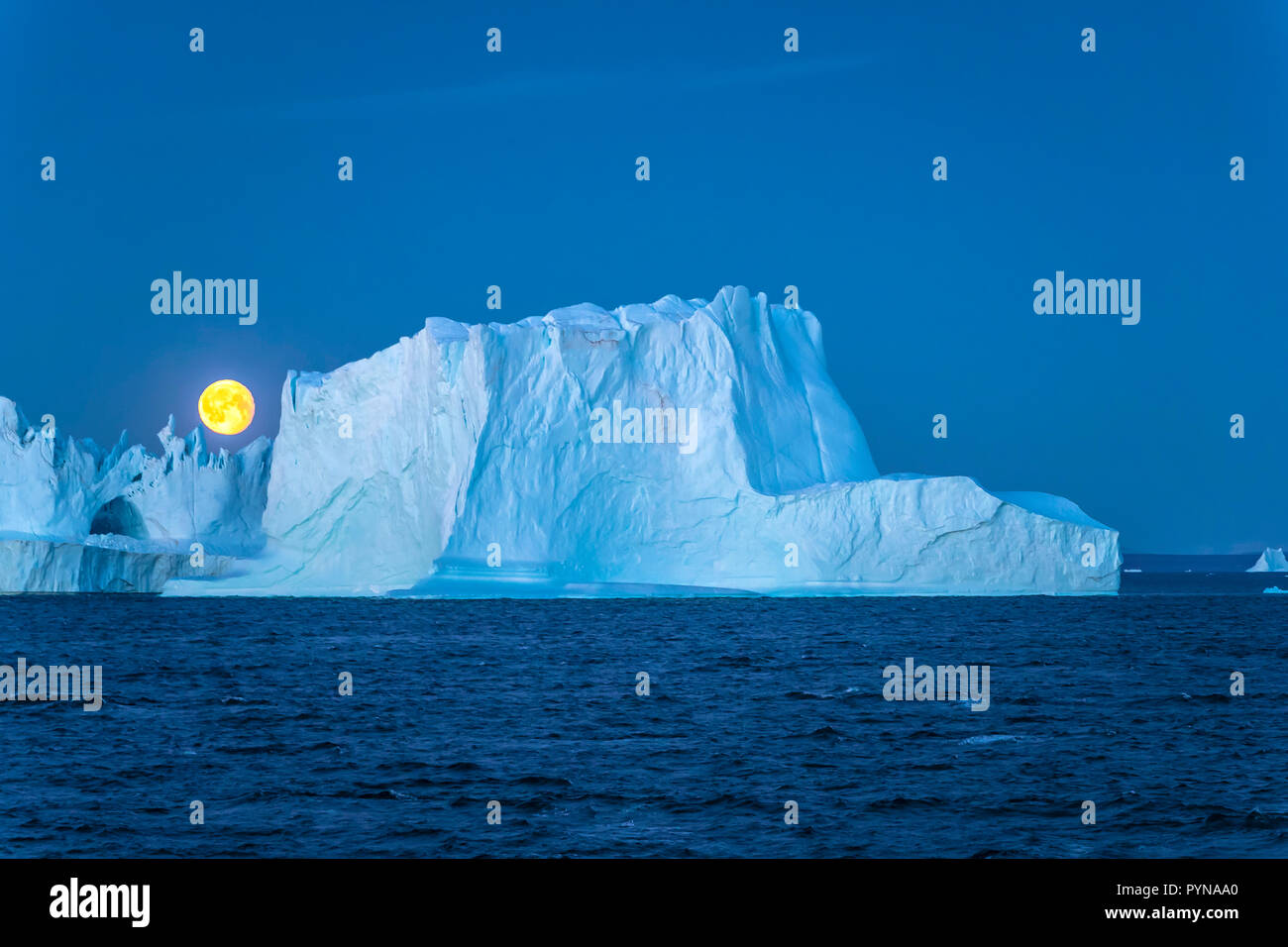 Abendstimmung, Vollmond hinter einem Eisberg, Géorgie, Nordpolarmeer, Arktis | Fullmoon derrière un iceberg, le Groenland, l'Arctique, océan polaire du Nord Banque D'Images