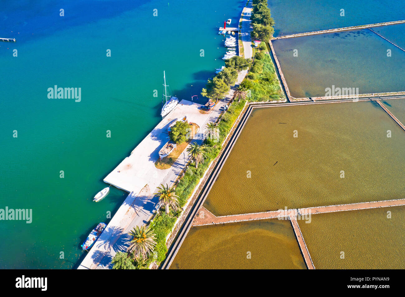 Ston champs de sel et turquoise harbour vue aérienne, palm waterfront sur peljesac croatie od Banque D'Images