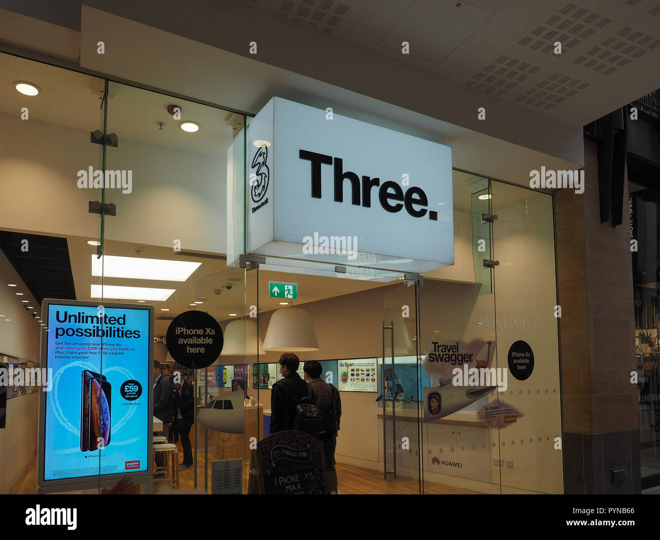 CAMBRIDGE, UK - CIRCA Octobre 2018 : Trois mobile au centre commercial Grand Arcade Banque D'Images