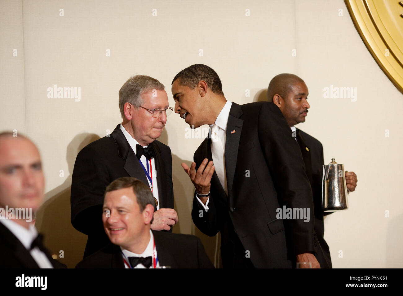 Le président Barack Obama s'entretient avec le leader de l'opposition au Sénat Mitch McConnell à la luzerne annuelle dîner à l'hôtel Hilton de la capitale, Washington, D.C. Banque D'Images