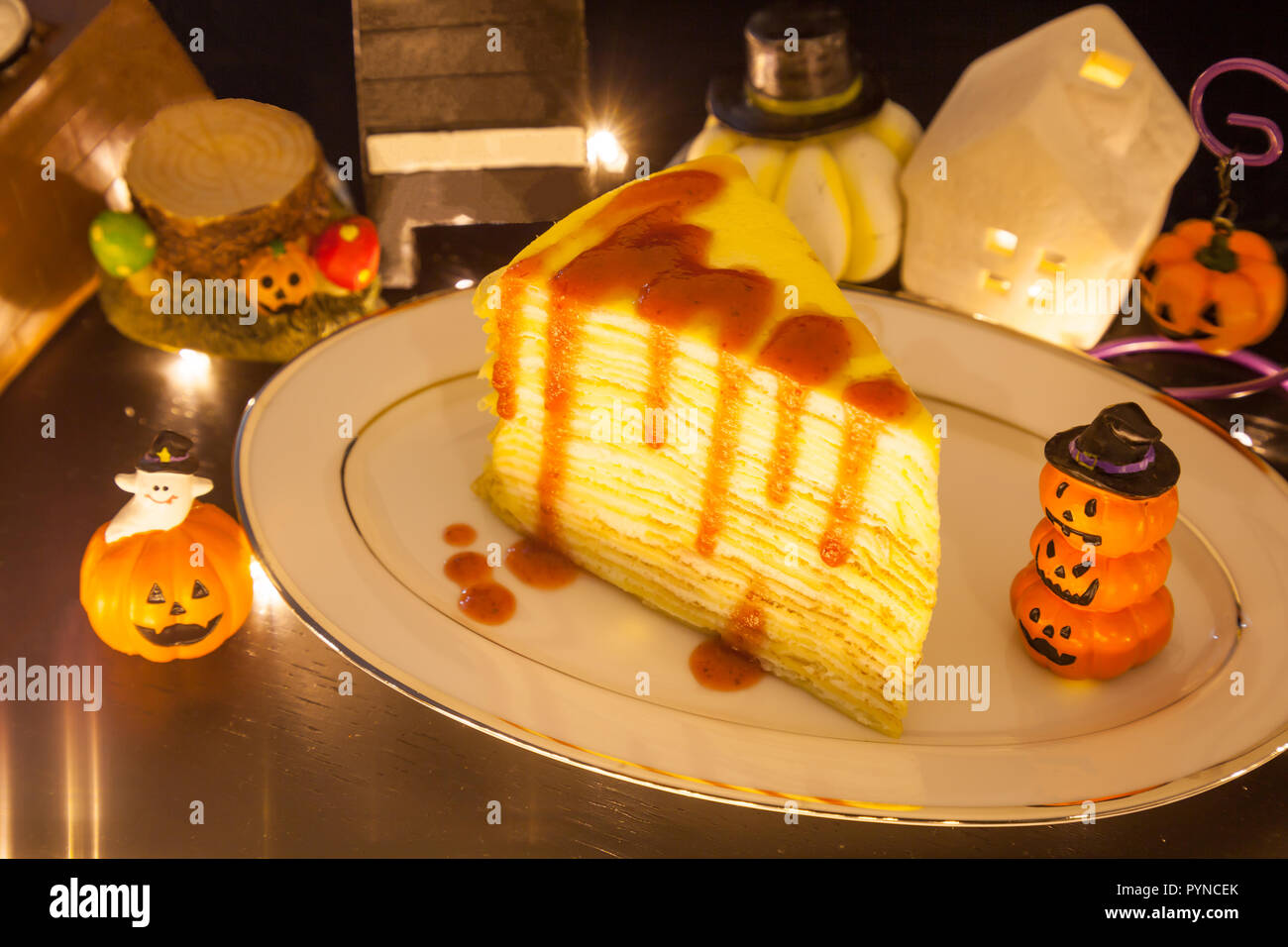 Delicieux Dessert Frais Sucres Crepe Aux Fraises Gateau Decore Avec Le Theme Halloween Fete Historique Bonbons Friandises Snack Boulangerie Patisserie Dess Photo Stock Alamy Delicieux Dessert Frais Sucres Crepe Aux Fraises Gateau Decore Avec Le Theme Halloween Fete Historique Bonbons Friandises Snack Boulangerie Patisserie Dess Photo Stock Alamy