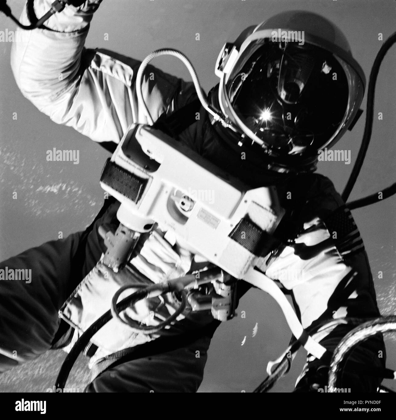 Juin 1965) --- L'astronaute Edward H. White II, sur le pilote Gemini-Titan IV (GT-4) Vols habités, flotte dans l'absence de gravité de l'espace à l'extérieur de l'engin spatial Gemini IV. Banque D'Images