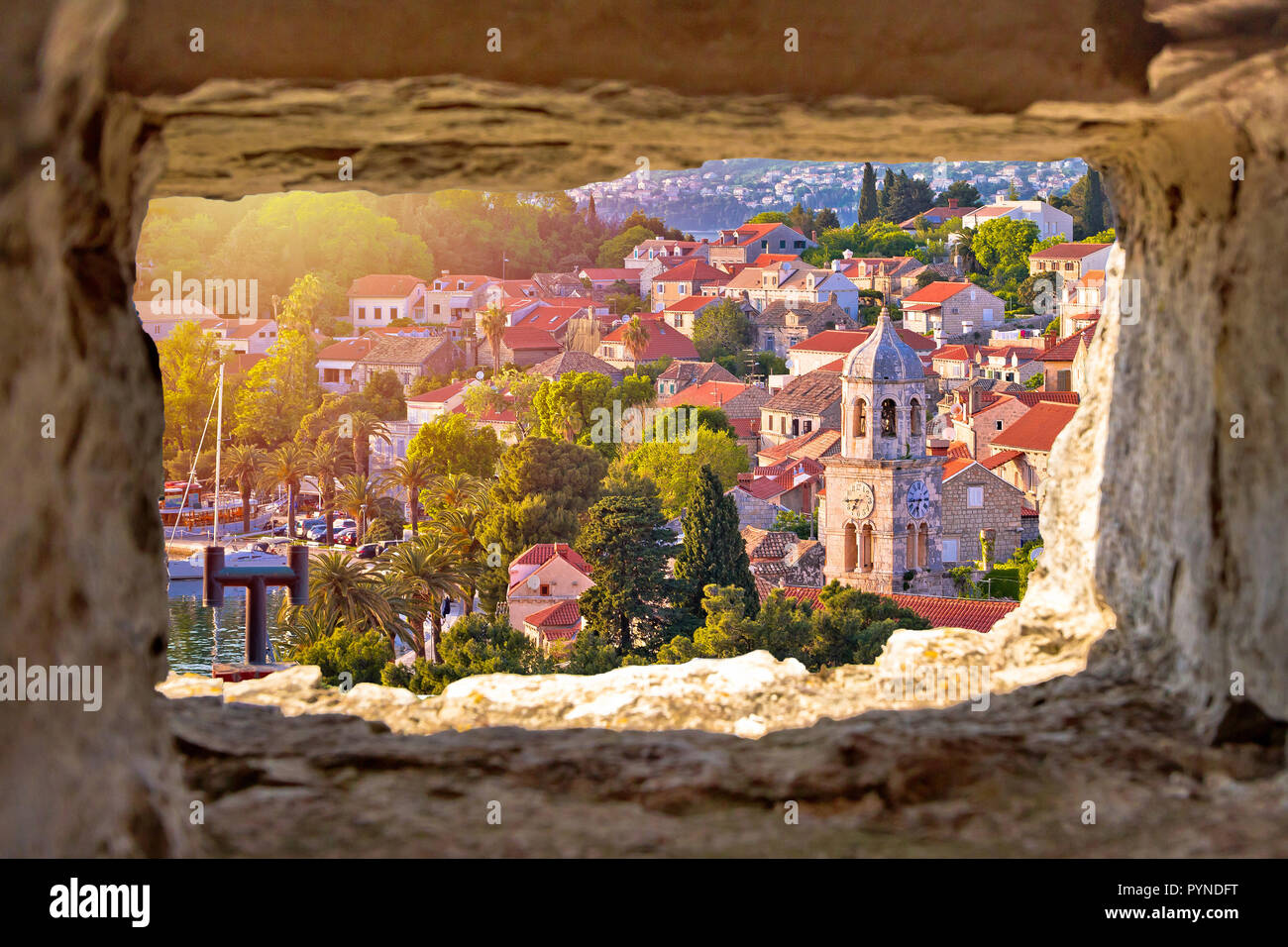 Tours de ville de Cavtat et vue front de mer througf fenêtre en pierre, Dalmatie du Sud, Croatie Banque D'Images