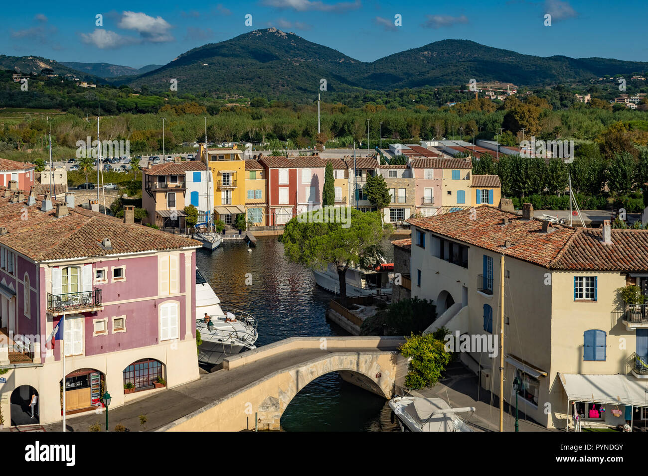 Publiez Grimaud (la petite Venise) avec ses canaux et des bateaux en France (Provence) Banque D'Images