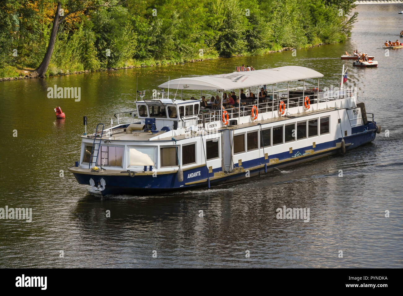 Bateau touristique sur la rivière Vltava dans le centre de Prague Banque D'Images