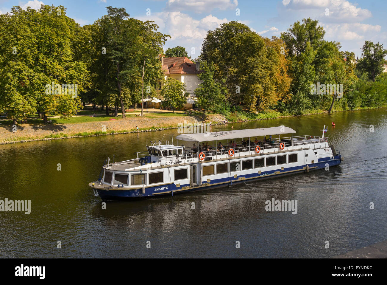 Bateau touristique sur la rivière Vltava dans le centre de Prague Banque D'Images