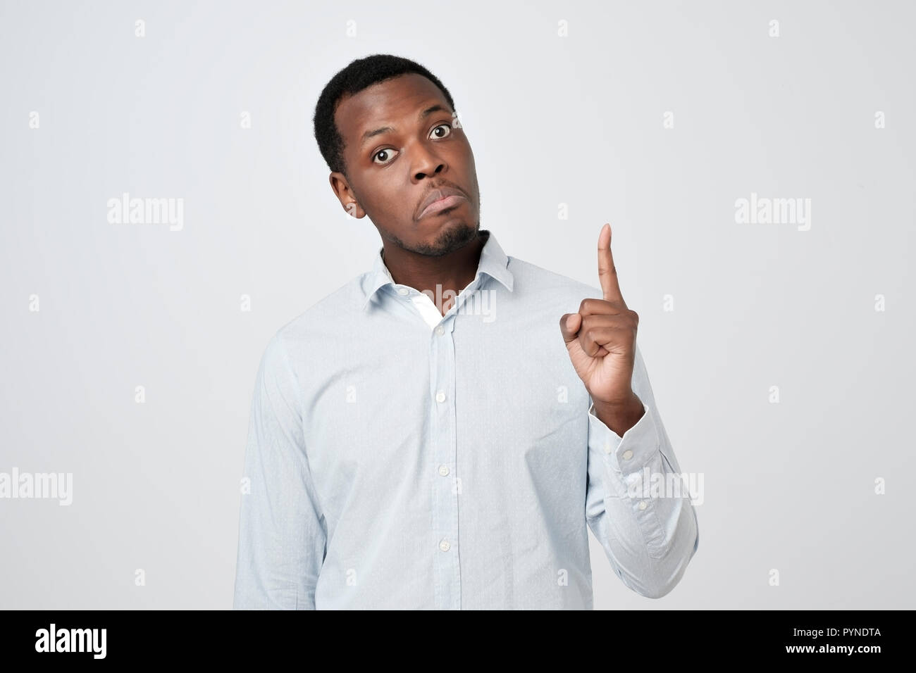 Jeune homme africain montrant l'index vers le haut, lui donner des conseils Banque D'Images