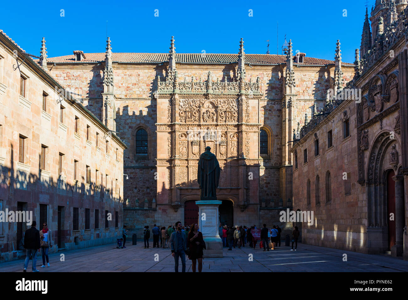 Façade plateresque de l'Université face à une statue de Fray Luis de León. Salamanque, Castille et Leon, Espagne, Europe Banque D'Images