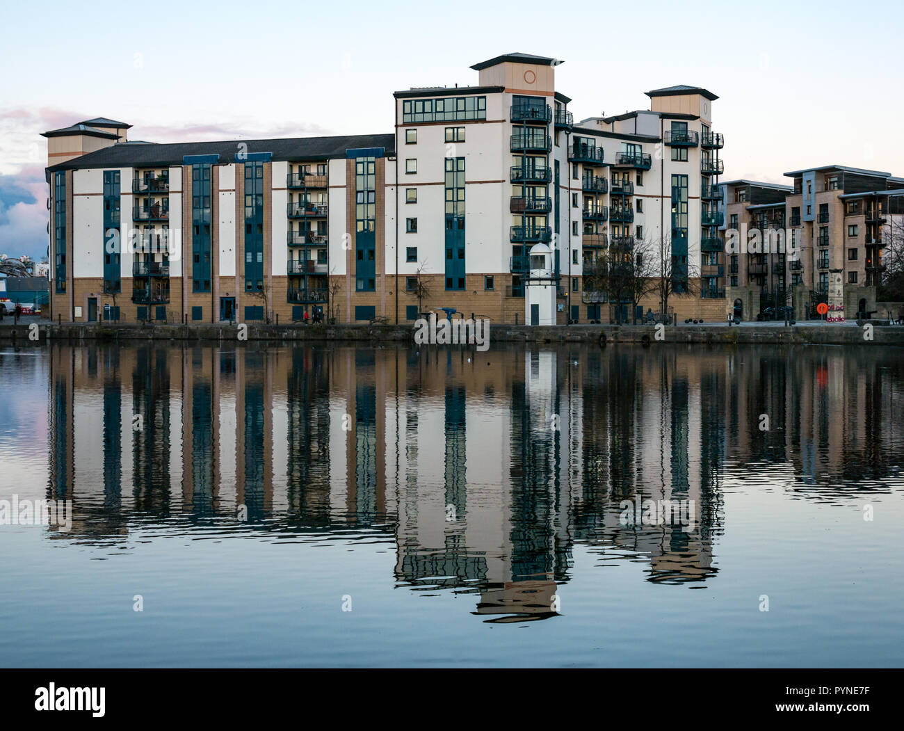 Queen's Quay, bloc d'appartements appartement moderne reflète dans rivière, la rive, l'eau de Leith, Édimbourg, Écosse, Royaume-Uni Banque D'Images