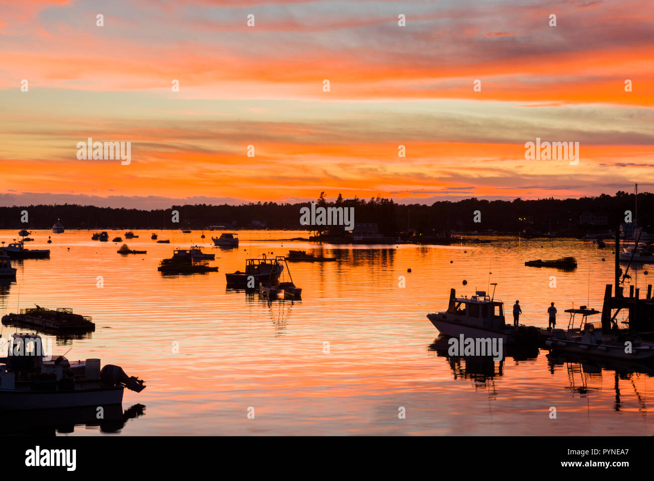 Coucher de soleil sur bateaux dans Boothbay Harbor Maine aux États-Unis Banque D'Images