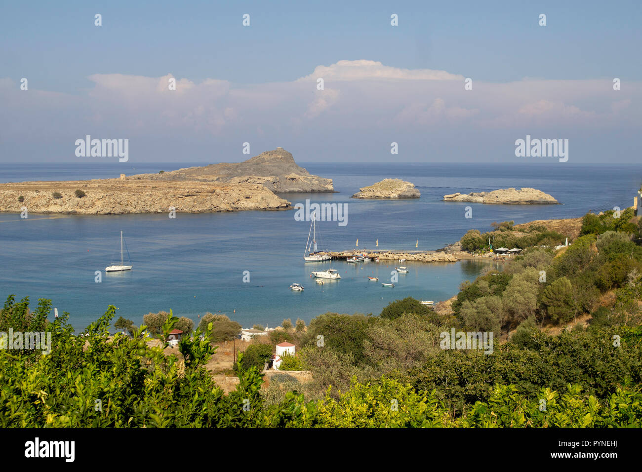 La baie autour du village de Lindos, Rhodes, Grèce, vue de l'un des nombreux points d'observation au-dessus du village. Banque D'Images