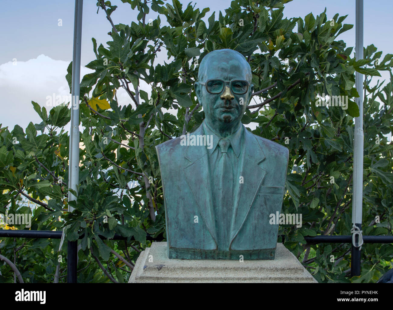 Statue de l'écrivain grec, Ioannis économiste et homme politique, Zigdis (1913-1997)à Lindos, Rhodes, Grèce Banque D'Images