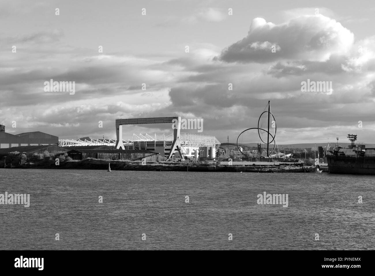 B&W de droit à la recherche du Tees Transporter Bridge vers Temenos, capables UK, et le Riverside Stadium, domicile du Club de Football de Middlesbrough. Banque D'Images