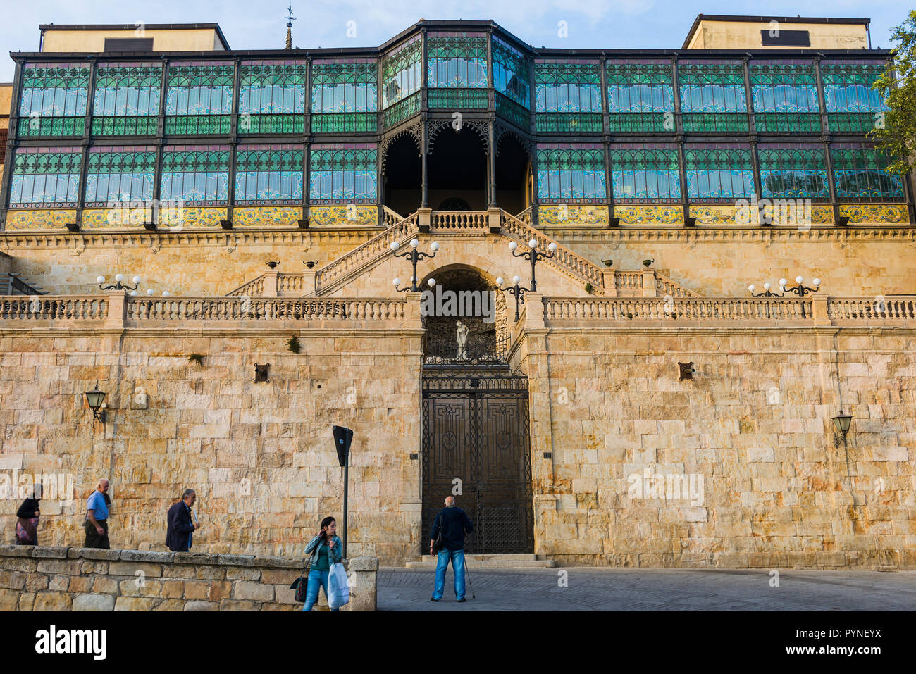 Casa Lis est un palais moderniste à Salamanque construit sur l'ancien mur de la muraille de la ville, où le musée d'Art Nouveau et Art déco est situé. Salamanque, C Banque D'Images