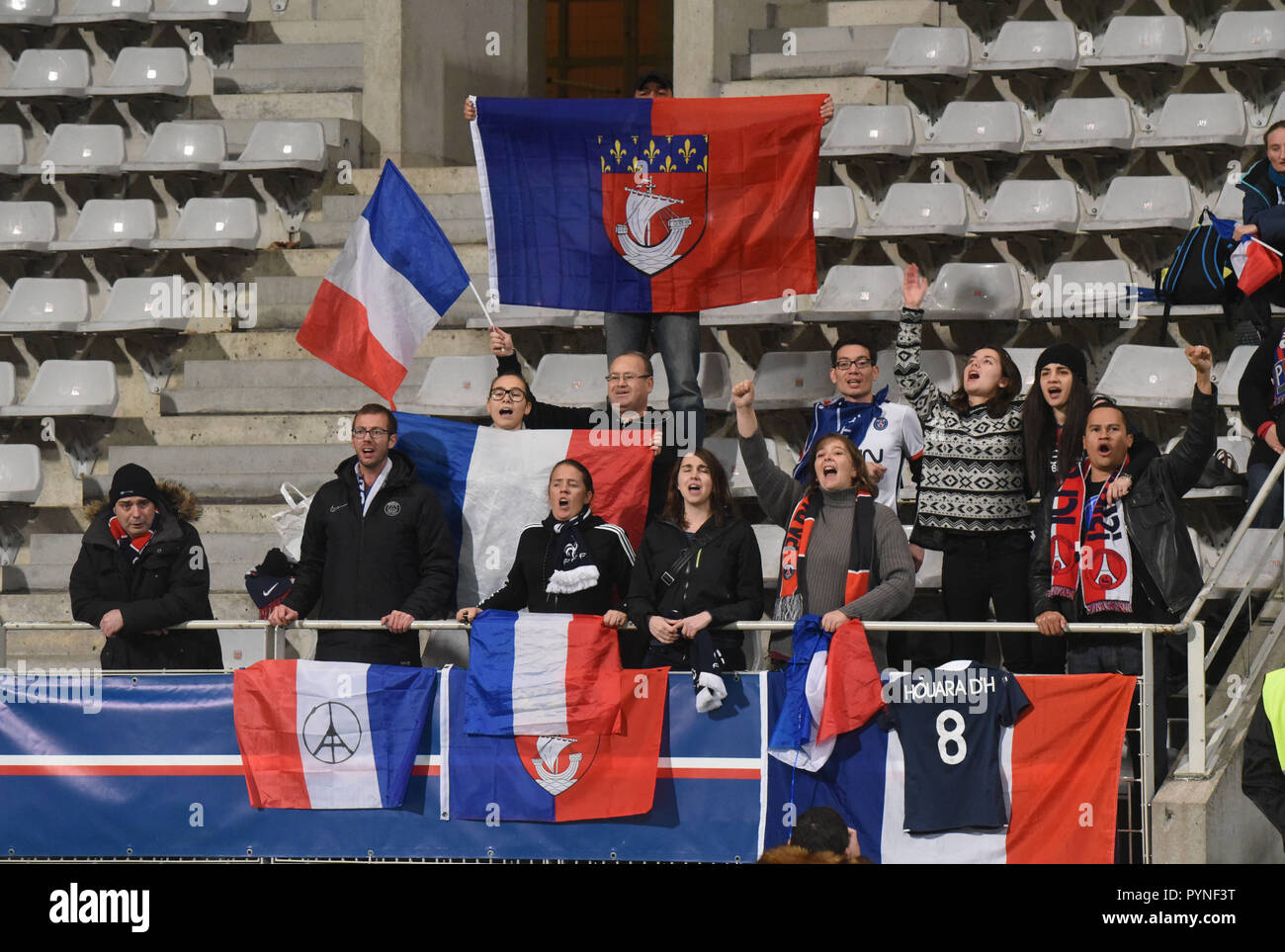 Novembre 18, 2015 - Paris, France : Paris PSG supporters lors du match de football entre Arras et la PSG. Supporters lors du match de foot entre l'équipe féminine du PSG et le club suedois d'Orebro, quelques jours après les attentats du 13 novembre 2015. *** FRANCE / PAS DE VENTES DE MÉDIAS FRANÇAIS *** Banque D'Images
