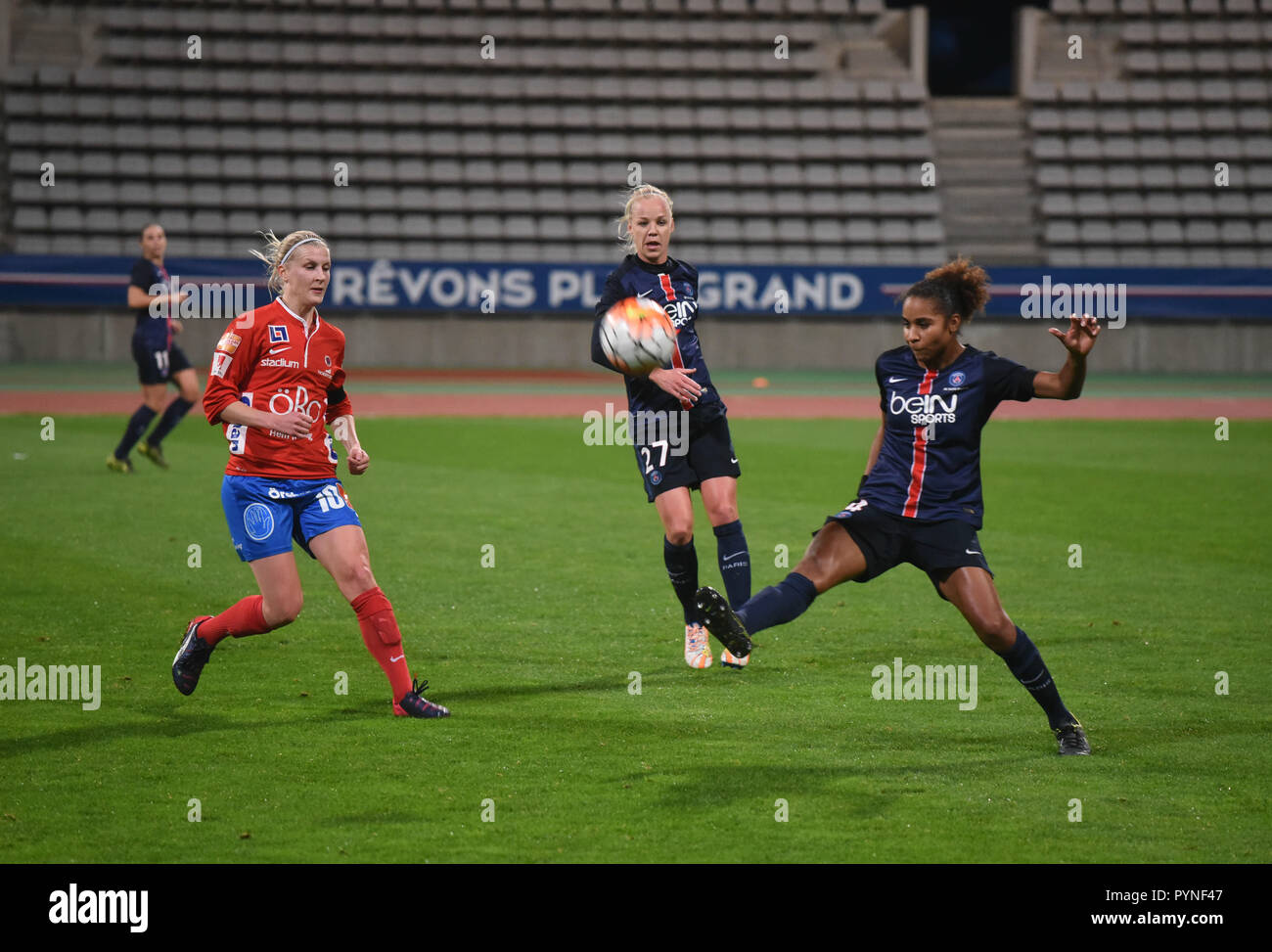 Novembre 18, 2015 - Paris, France : match de football entre Arras et la PSG. Match de foot entre l'équipe féminine du PSG et le club suedois d'Orebro, quelques jours après les attentats du 13 novembre 2015. *** FRANCE / PAS DE VENTES DE MÉDIAS FRANÇAIS *** Banque D'Images