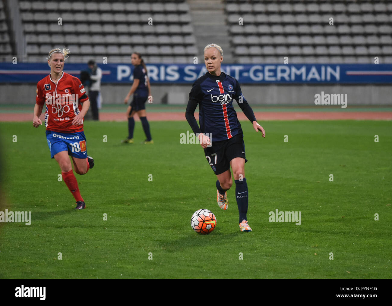 Novembre 18, 2015 - Paris, France : PSG player Caroline Seger (R) pendant le match de foot entre Arras et la PSG. Match de foot entre l'équipe féminine du PSG et le club suedois d'Orebro, quelques jours après les attentats du 13 novembre 2015. *** FRANCE / PAS DE VENTES DE MÉDIAS FRANÇAIS *** Banque D'Images