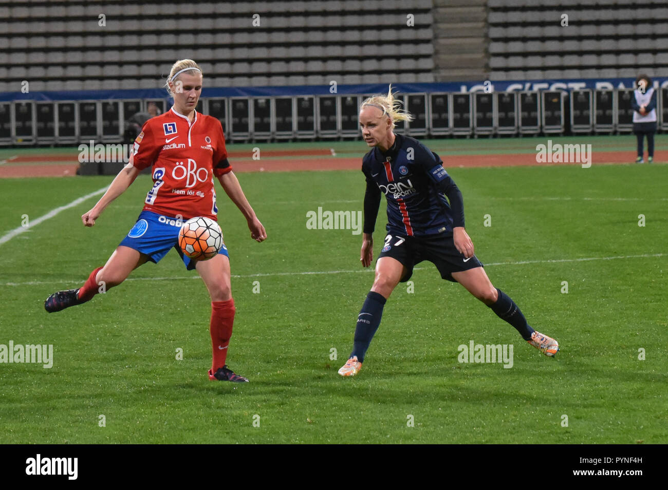 Novembre 18, 2015 - Paris, France : PSG player Caroline Seger (R) pendant le match de foot entre Arras et la PSG. Match de foot entre l'équipe féminine du PSG et le club suedois d'Orebro, quelques jours après les attentats du 13 novembre 2015. *** FRANCE / PAS DE VENTES DE MÉDIAS FRANÇAIS *** Banque D'Images