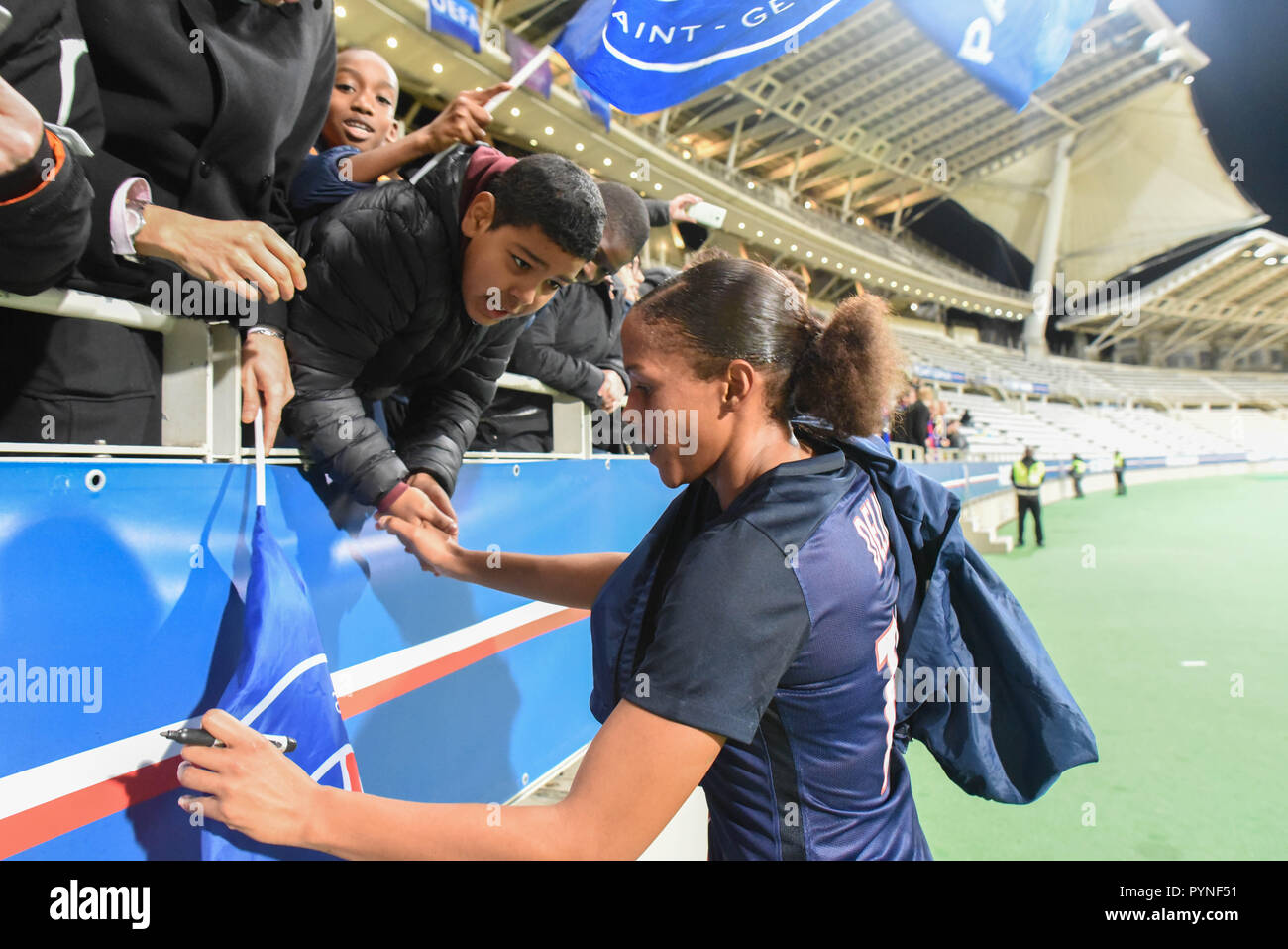 Novembre 18, 2015 - Paris, France : Paris PSG player Marie-Laure Irène Deliège, signe des autographes et saluer partisans après le match de foot entre Arras et la PSG. Match de foot entre l'équipe féminine du PSG et le club suedois d'Orebro, quelques jours après les attentats du 13 novembre 2015. *** FRANCE / PAS DE VENTES DE MÉDIAS FRANÇAIS *** Banque D'Images