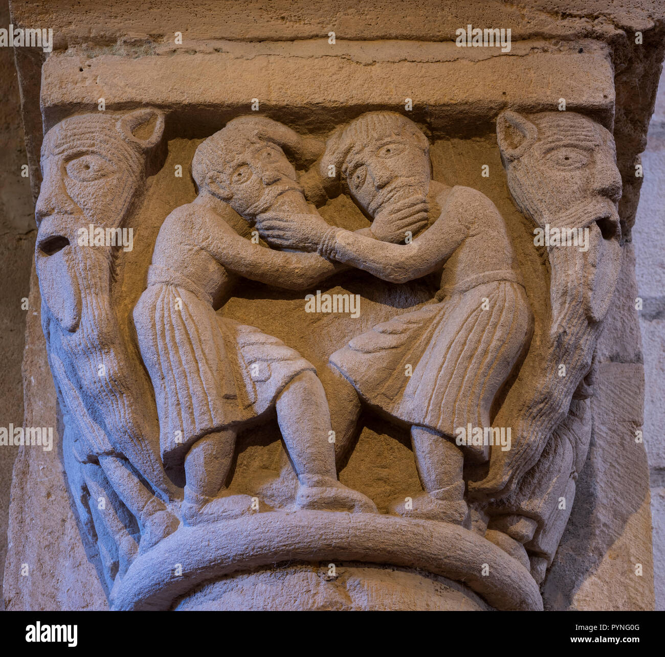 Anzy-le-Duc, France - 1 août 2018 : capitale d'un pilier dans l'église de style roman historique d'Anzy le Duc, Saonne-et-Loire, France. Banque D'Images