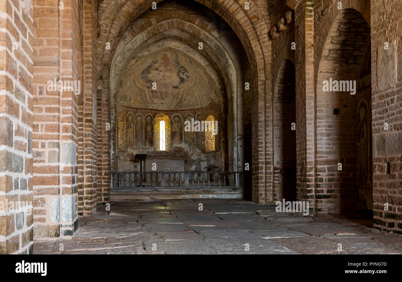Brancion, France - 4 août 2018 : l'intérieur de l'église romane de la Chapelle-sous-Brancion avec fresques et piliers, France. Banque D'Images