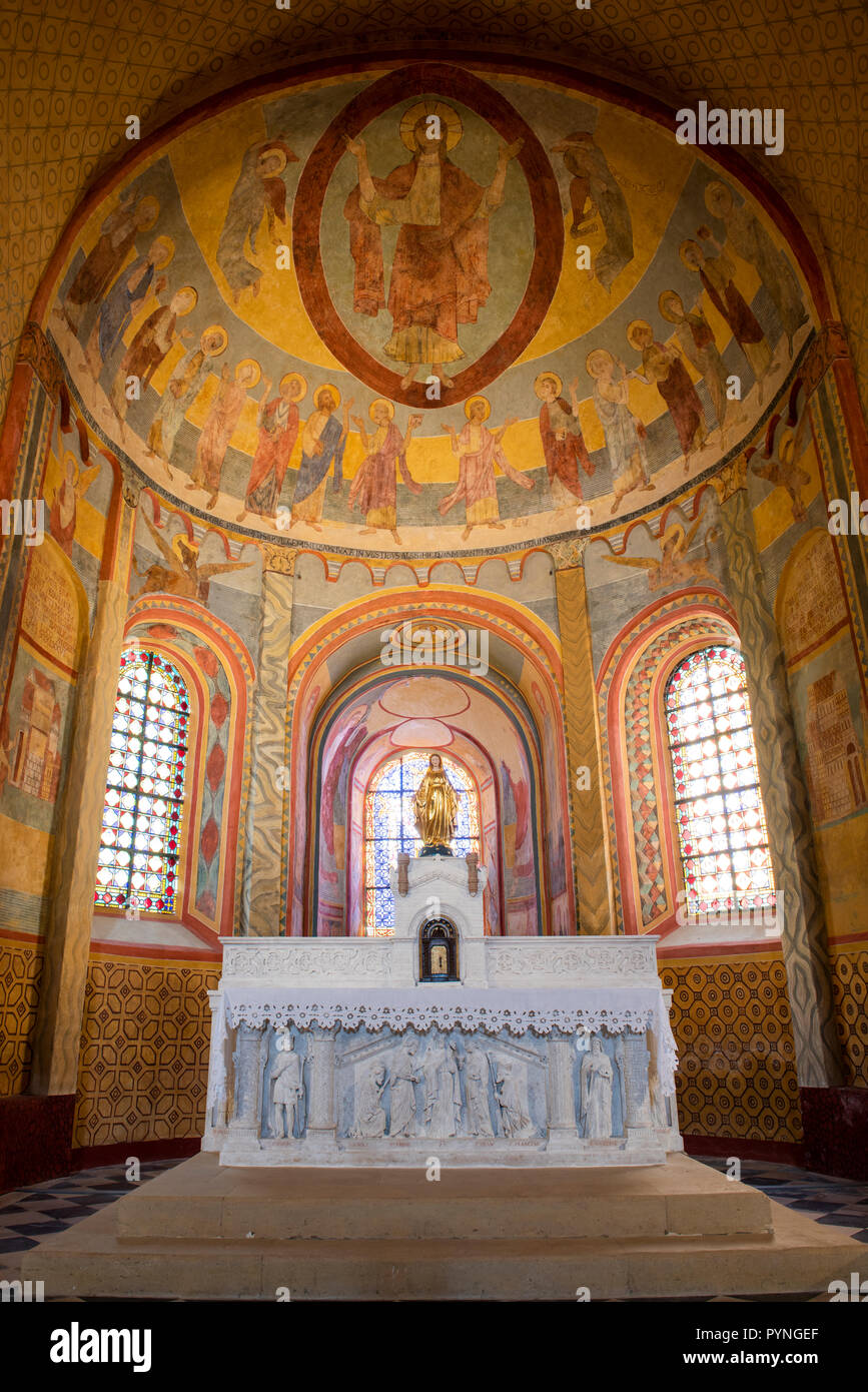 Anzy-le-Duc, France - 1 août 2018 : la fresque et de l'autel dans l'église de style roman historique d'Anzy le Duc, Saonne-et-Loire, France. Banque D'Images