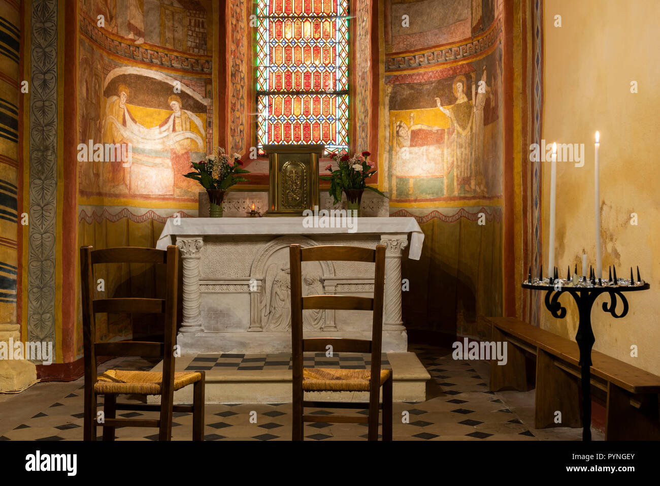 Anzy-le-Duc, France - 1 août 2018 : la fresque et de l'autel dans l'église de style roman historique d'Anzy le Duc, Saonne-et-Loire, France. Banque D'Images