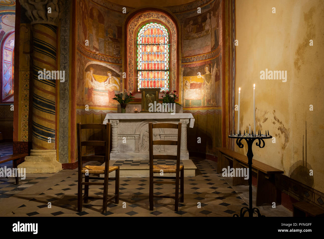 Anzy-le-Duc, France - 1 août 2018 : la fresque et de l'autel dans l'église de style roman historique d'Anzy le Duc, Saonne-et-Loire, France. Banque D'Images