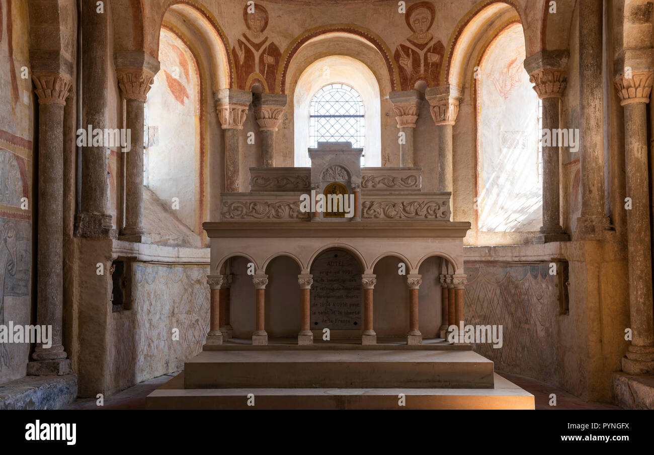 Gourdon, France - 3 août 2018 : Intérieur avec la couleur rose, autel et fresques de l'église romane à Gourdon, Saône-et-Loire, France. Banque D'Images
